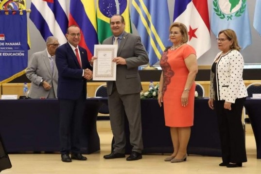 Entrega de la Certificación que Re acredita a la Universidad de Panamá